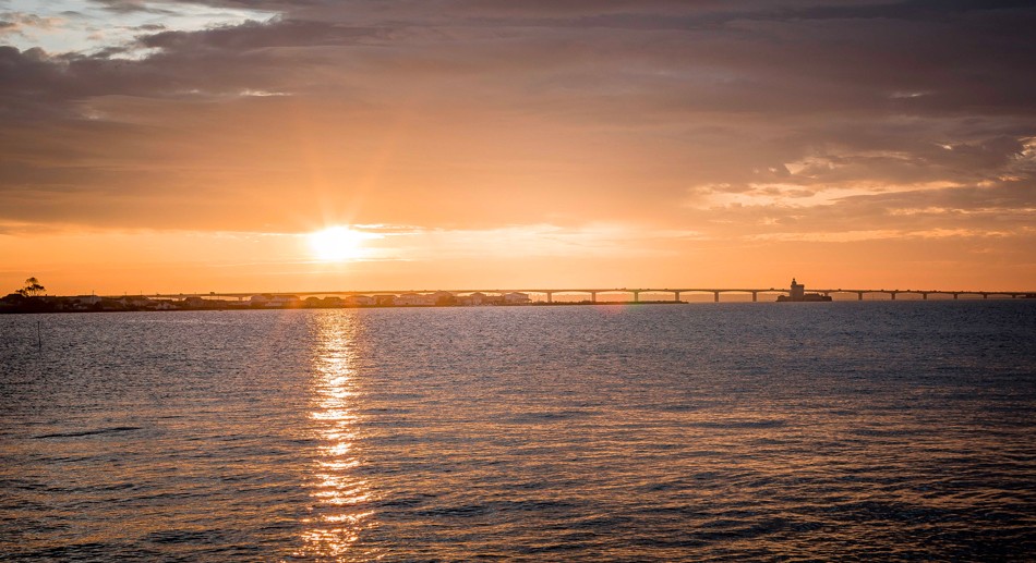 Ostréiculture - coucher de soleil sur le pont de l'île de Ré
